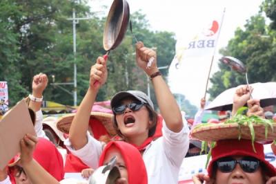 Ribuan Emak-Emak Unjuk Rasa Dukung MBG Dilanjutkan