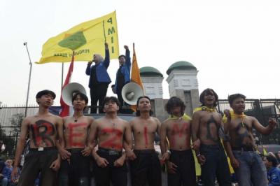 aksi-pmii-di-depan-dpr-berujung-ricuh