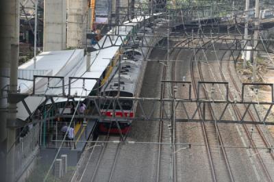 aktivitas-penumpang-di-stasiun-jis-mulai-bergeliat