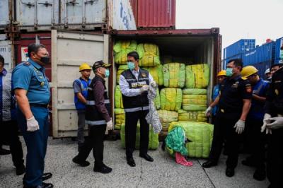 Bea Cukai Sita Ribuan Bal Pakaian Bekas Ilegal Senilai Rp53 Miliar