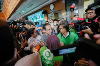 Nadiem Makarim Tiba di PN Jakarta Pusat, Disambut Pengemudi Gojek Jelang Sidang Putusan