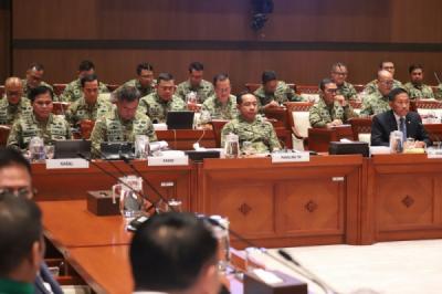 Wamenhan Paparkan Realisasi APBN Kementerian Pertahanan 2025 di DPR