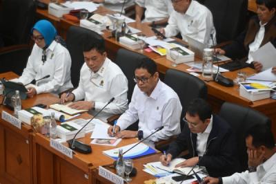 Komisi XII DPR Gelar Raker dengan Kementerian ESDM Bahas LKPP APBN 2025