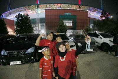 Jelang Indonesia vs Kamboja, Suporter Mulai Memadati Stadion Pakansari