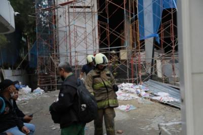 Proses Pendinginan Pascakebakaran Gedung di Cikini