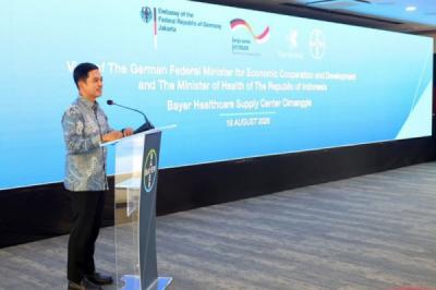Wamenkes Dante dan Menteri Jerman Kunjungi Pabrik Bayer di Cimanggis