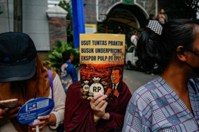Poster Adili Sukanto Tanoto Warnai Aksi Massa di Kejagung
