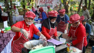 Semarak HUT ke-81 RI, Kader PKK Cempaka Putih Ikuti Lomba Memasak