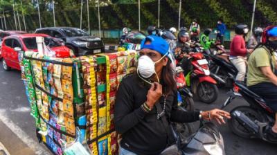 Peduli Sesama, Warga Bagikan Masker di Tengah Kabut Asap
