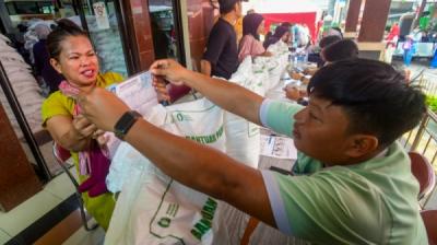 Warga Kebon Baru Antre Menerima Bantuan Beras