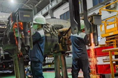 KAI dan INKA Perawatan Tujuh Trainset KRL iE305 Sesuai Target