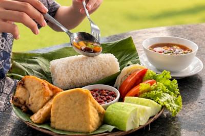 Sensasi Menyantap Nasi Timbel Khas Sunda di Tengah Pegunungan Sejuk Puncak