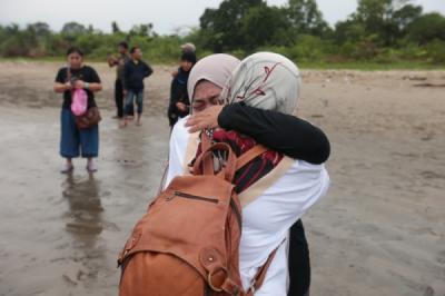 Tabur Bunga untuk Jurnalis dan Awak Kapal yang Hilang Kontak