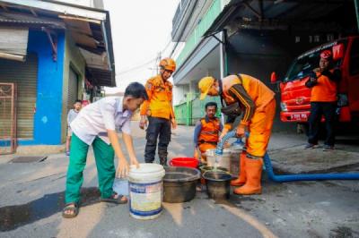 Cilandak Timur Jaksel Dilanda Kekeringan, BPBD Distribusikan Air Bersih