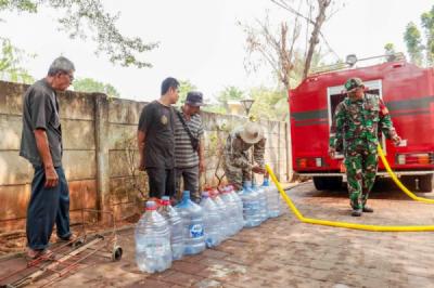 Warga Lenteng Agung Antre Air Bersih di Tengah Kekeringan
