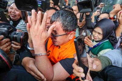 Tampang Bupati Bolmut Kenakan Rompi Oranye Usai Terjaring OTT