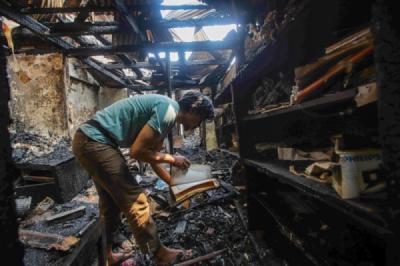 Rumah Hangus Terbakar, Warga Kebayoran Lama Cari Barang Tersisa