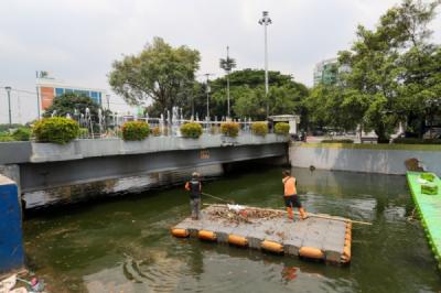 Petugas Bersihkan Sampah di Aliran Ciliwung Kecil