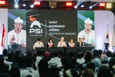 Hadiri Rakorda, Jokowi Perlihatkan Kartu Anggota PSI