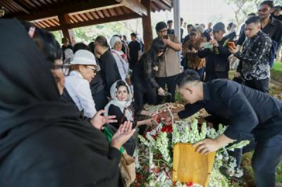 megawati-hadiri-pemakaman-guruh-soekarnoputra