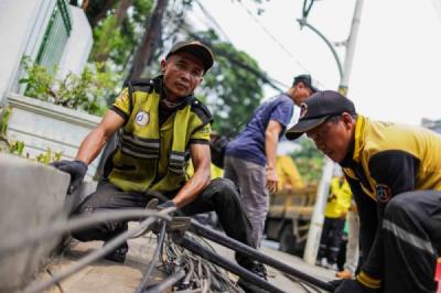 Petugas Tertibkan Kabel Udara di Jalan Proklamasi
