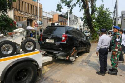 penertiban-parkir-liar-di-trotoar-senopati