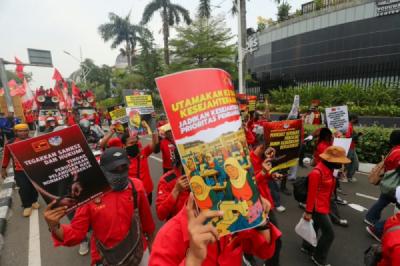 Ribuan Buruh Gelar Longmarch Menuju Gedung DPR RI