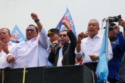 pimpinan-dpr-temui-dan-dialog-dengan-massa-buruh