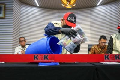 Tong Penyimpan Uang Dipamerkan KPK dalam Kasus Dugaan Suap di Klaten