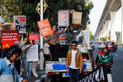 desak-penanganan-asap-karhutla-aktivis-gelar-aksi-di-kantor-asean