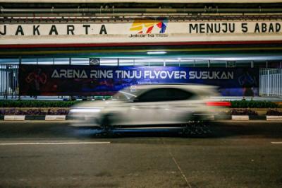 Berlatih Pukulan di Ring Tinju Kolong Jembatan Layang Pasar Rebo