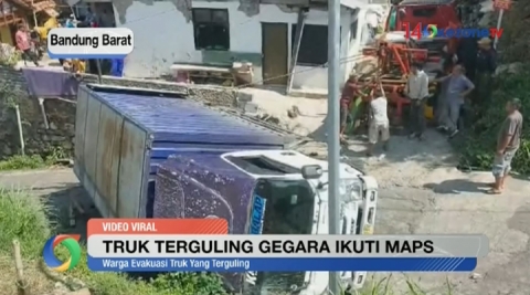 Ikuti Petunjuk Maps, Truk Terguling di Kawasang Lembang Bandung 