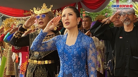 Penampilan Cantik Angela Tanoesoedibjo Kenakan Kebaya Biru saat Ikuti Upacara