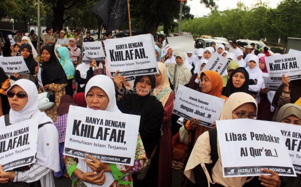 Kutuk Pembakaran Kitab Suci 0 : Foto Okezone Foto