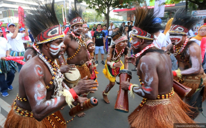 Menawannya Pakaian Adat si Mutiara Hitam Papua Barat 