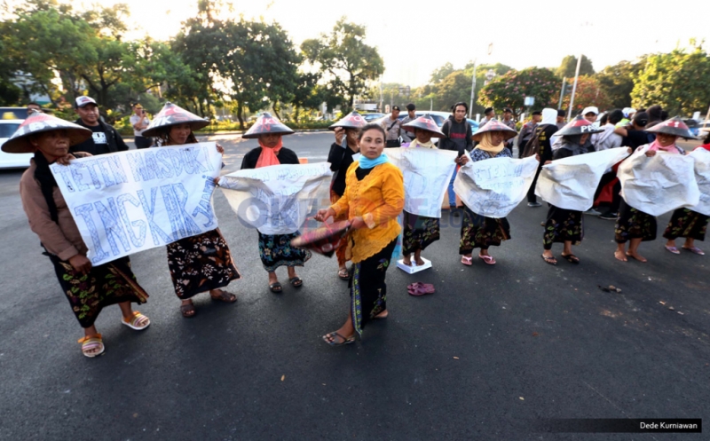 Puluhan petani melakukan aksi damai sebagai bentuk perlawanan terhadap pembangunan pabrik semen di wilayahnya, di depan Istana Merdeka, Jakarta, Rabu (27/7/2016). Para petani Rembang menamakan aksinya
