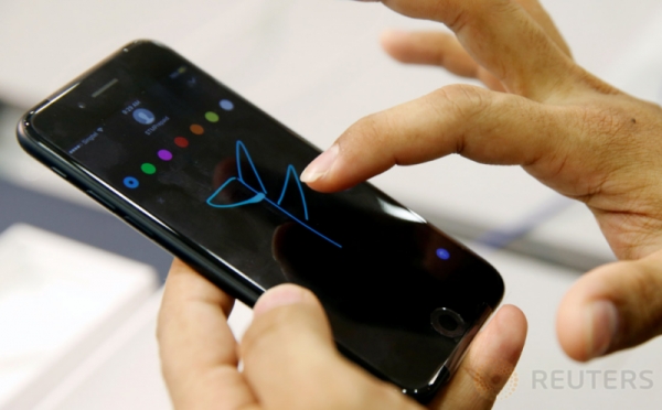 Begini Ekspresi Kent Lee, Pembeli Pertama iPhone 7 di Singapura