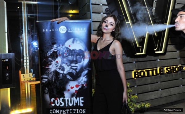 Di Halloween Party Brand Outlet, Lolita Agustine Jadi Cat Women