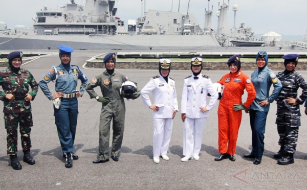 Pakaian Dinas  Berjilbab Anggota Korps Wanita Angkatan Laut 