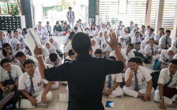 Melihat Kesiapan Siswa SMA 68 Jakarta Sebelum Mengerjakan Soal Ujian Nasional Berbasis Komputer