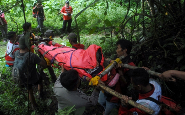 Tim SAR Evakuasi Pendaki Gunung Gede Yang Alami Kecelakaan 0 : Foto ...