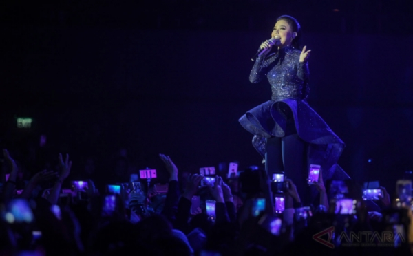 Rossa Sukses Hibur Penggemar di The Journey of 21 Dazzling Years