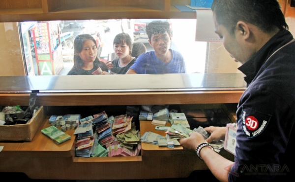 Grebek Pasar, Layani Masyarakat Tukarkan Uang Rupiah Tak Layak