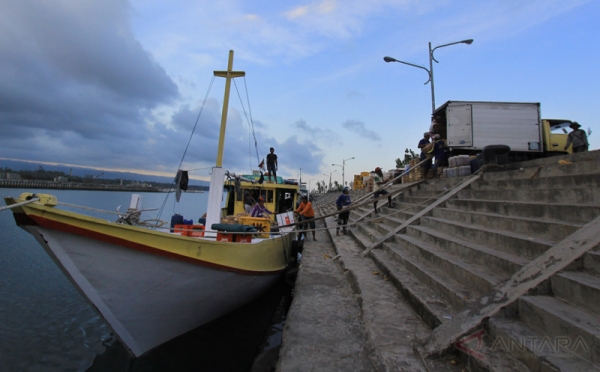 Transportasi Utama Pengiriman Logistik Di Dermaga Pantai