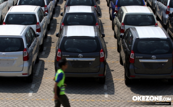 Deretan Mobil Menunggu Diangkut untuk Diekspor