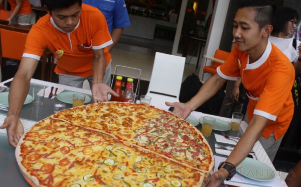 Hotel di Malang Bikin Pizza Raksasa Sambut HUT ke-72 Kemerdekaan RI