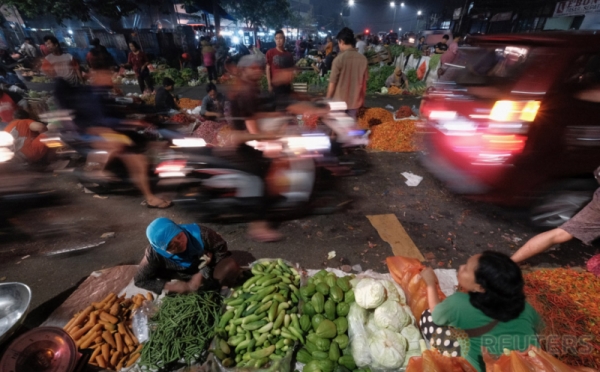 Melihat Lebih Dekat Aktivitas Pedagang Sayur Mayur pada Dini Hari