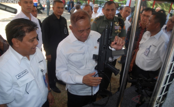 Kunjungi PT Pindad, Menhan Ryamizard Ryacudu Latihan Menembak dengan Senjata Canggih Ini