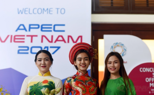  Panitia  Berpakaian Adat Vietnam Siap Sambut Delegasi KTT 
