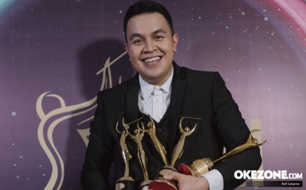 MANTAP! Tulus Borong 8 Penghargaan di Ajang AMI Awards 2017